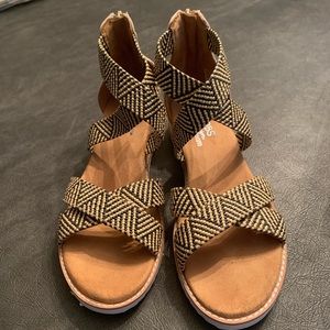 Bobs from Skechers Tan and Black Memory Foam Espadrille Wedge Sandal - Sz 10